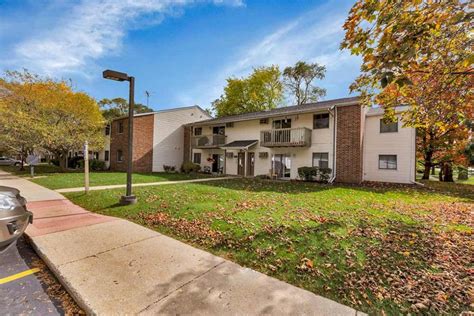 Apartments in woodstock il - We simplify the process of finding a new apartment by offering renters the most comprehensive database including millions of detailed and accurate apartment listings across the United States. Our innovative technology includes the POLYGON™ search tool that allows users to define their own search areas on a map and a Plan Commute feature …